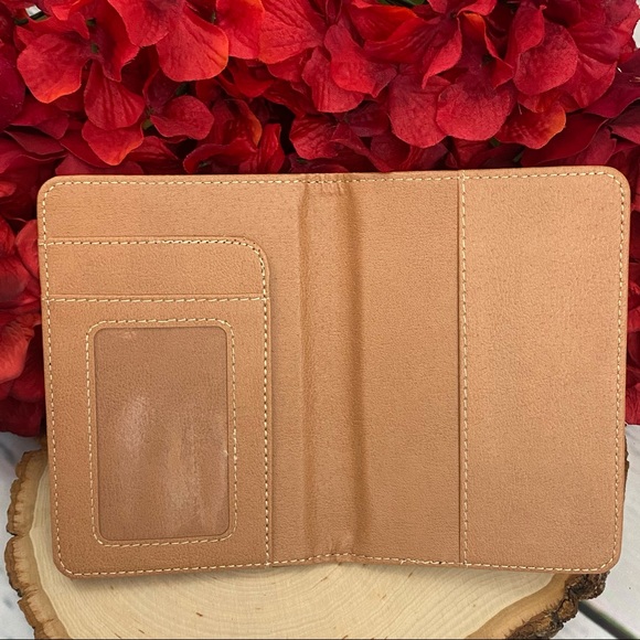 Harry Potter Hogwarts House Crest Passport Cover - Picture 8 of 14